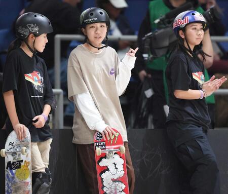 ラン直前に言葉を交わす（左から）吉沢恋、赤間凛音、織田夢海＝２０２３年１２月