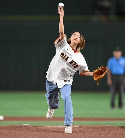 始球式を務める吉沢恋＝２０２４年８月