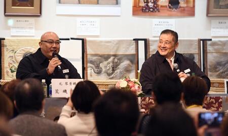荒磯親方（左）の軽妙な司会ぶりに笑顔を見せる佐渡ケ嶽親方（撮影・園田高夫）