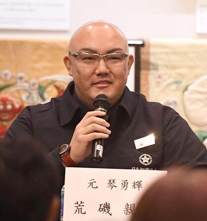 トークショーで司会を務めた荒磯親方（撮影・園田高夫）