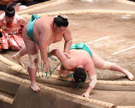 一山本（右）に寄り切りで敗れ初黒星を喫した琴桜（撮影・園田高夫）