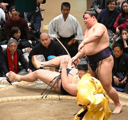 義ノ富士（右）は上手投げで大の里を破る