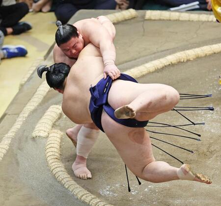 義ノ富士が（奥）が上手投げで大の里を破る