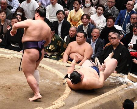 義ノ富士（左）の上手投げで土俵を転がる大の里（撮影・園田高夫）