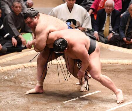 逆とったりで伯乃富士（右）を破った高安（撮影・園田高夫）