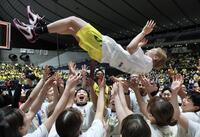 優勝し、チームメイトから胴上げをされるＥＮＥＯＳの宮崎早織