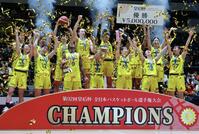 優勝を果たし、喜ぶＥＮＥＯＳの選手たち