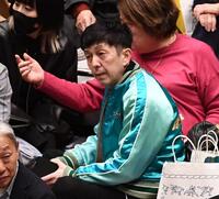 観戦に訪れた２丁拳銃の小堀＝両国国技館（撮影・園田高夫）