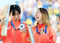 金メダルを獲得した吉沢恋（右）と銀メダルの赤間凛音＝２０２４年７月