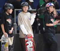 ラン直前に言葉を交わす（左から）吉沢恋、赤間凛音、織田夢海＝２０２３年１２月