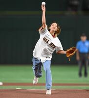 始球式を務める吉沢恋＝２０２４年８月