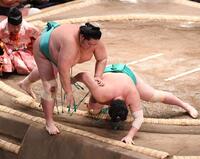 一山本（右）に寄り切りで敗れ初黒星を喫した琴桜（撮影・園田高夫）