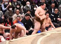 浴びせ倒しで安青錦（左）を破る金星を挙げた王鵬（撮影・園田高夫）