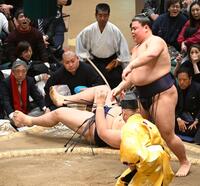 義ノ富士（右）は上手投げで大の里を破る