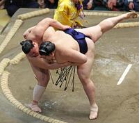 義ノ富士㊧が上手投げで大の里を破る