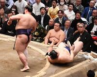 義ノ富士（左）の上手投げで土俵を転がる大の里（撮影・園田高夫）