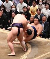 大の里（右）を上手投げで投げ飛ばす義ノ富士（撮影・園田高夫）