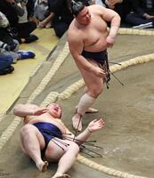 義ノ富士（上）が上手投げで大の里を破る