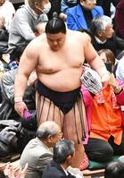 大の里を上手投げで破り懸賞の束を手に支度部屋へ戻る義ノ富士