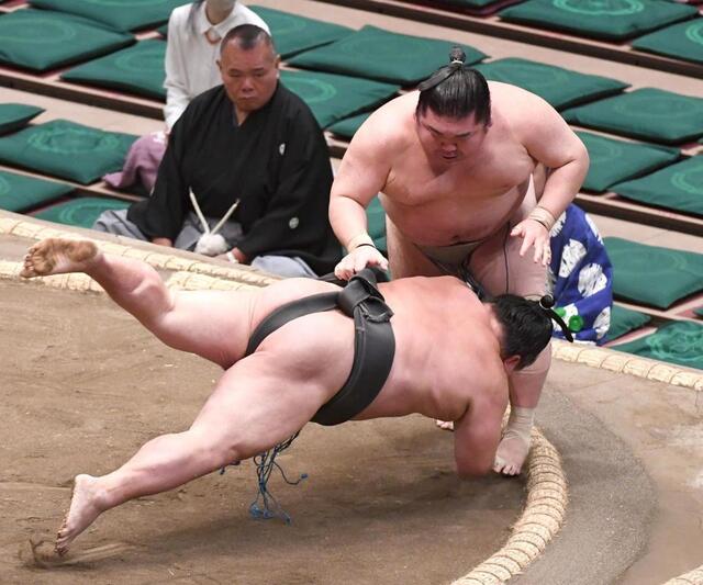 大雷童を上手投げで破った鳰の湖（右）＝撮影・園田高夫