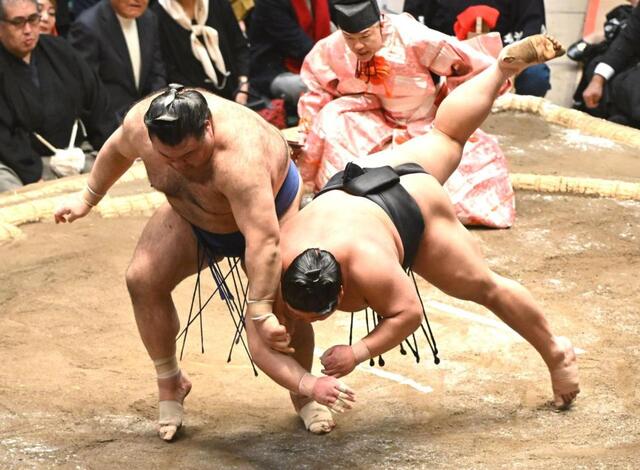 高安（左）は逆とったりで伯乃富士を破る