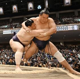 　豊昇龍（右）を寄り切る義ノ富士（撮影・持木克友）