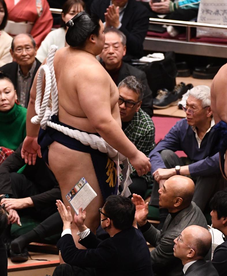 土俵入りを終えた大の里に拍手を送る高橋克実（右下）＝１３日