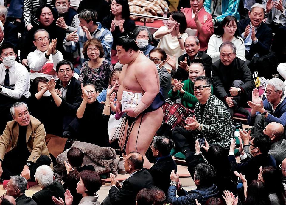 大金星の義ノ富士（中央）がファンの祝福を受ける＝１３日