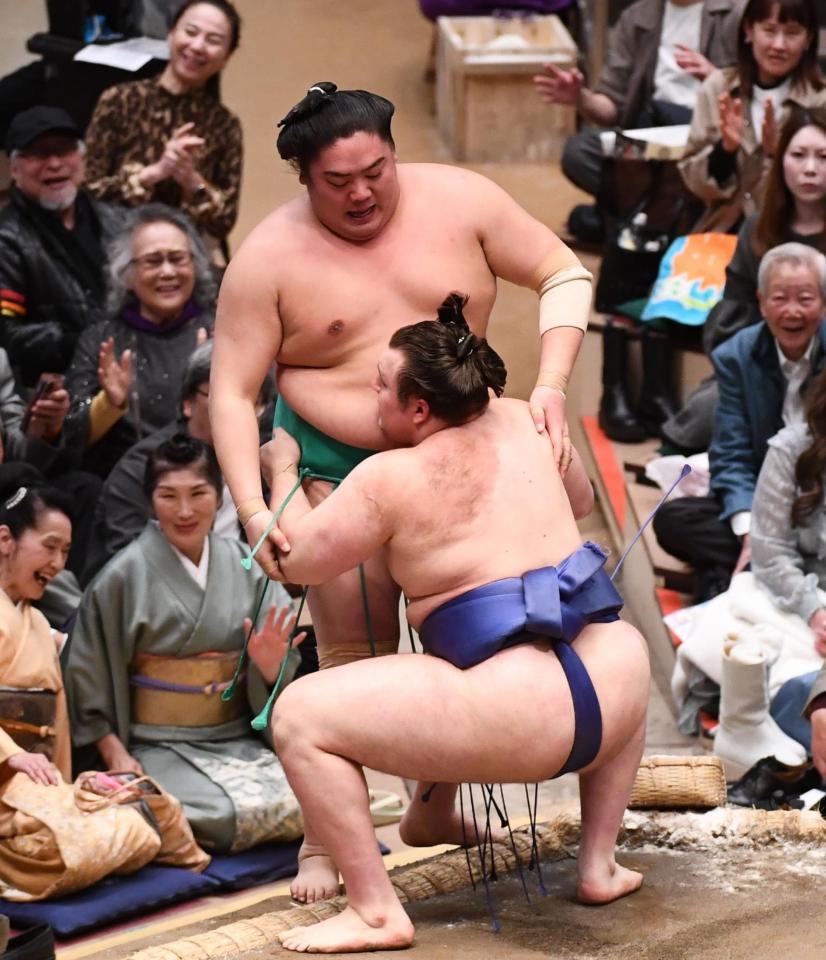 万全の寄り切りで一山本を下し３連勝の安青錦（撮影・園田高夫）