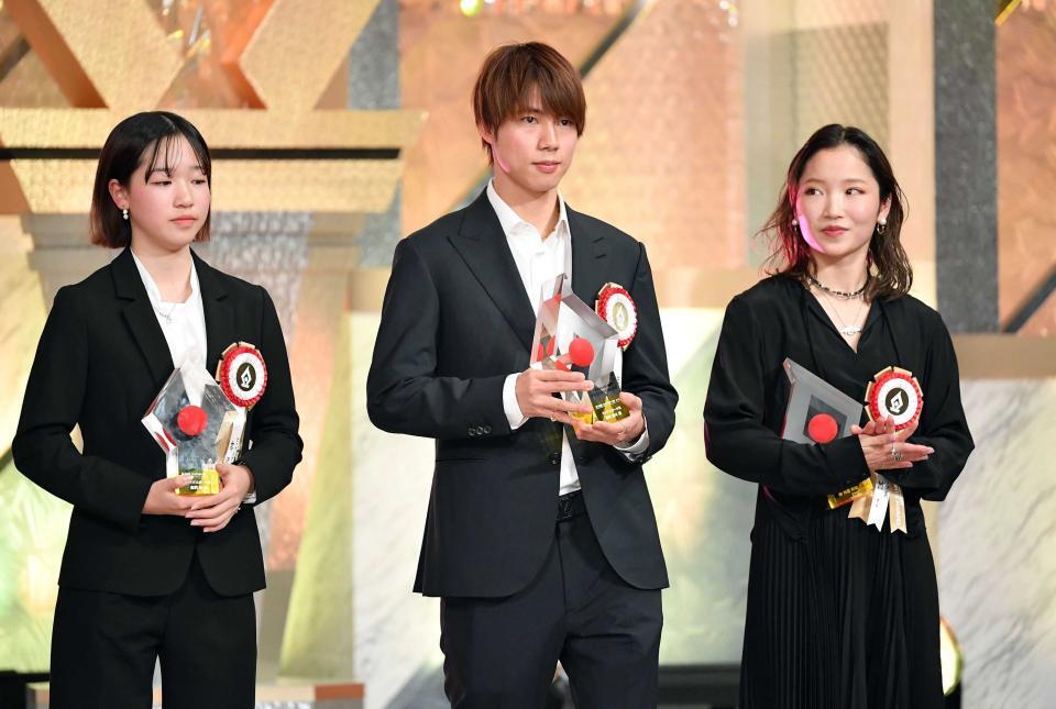 ５８回テレビ朝日ビッグスポーツ賞を受賞したスケートボード・吉沢恋（左）＝２０２５年１月