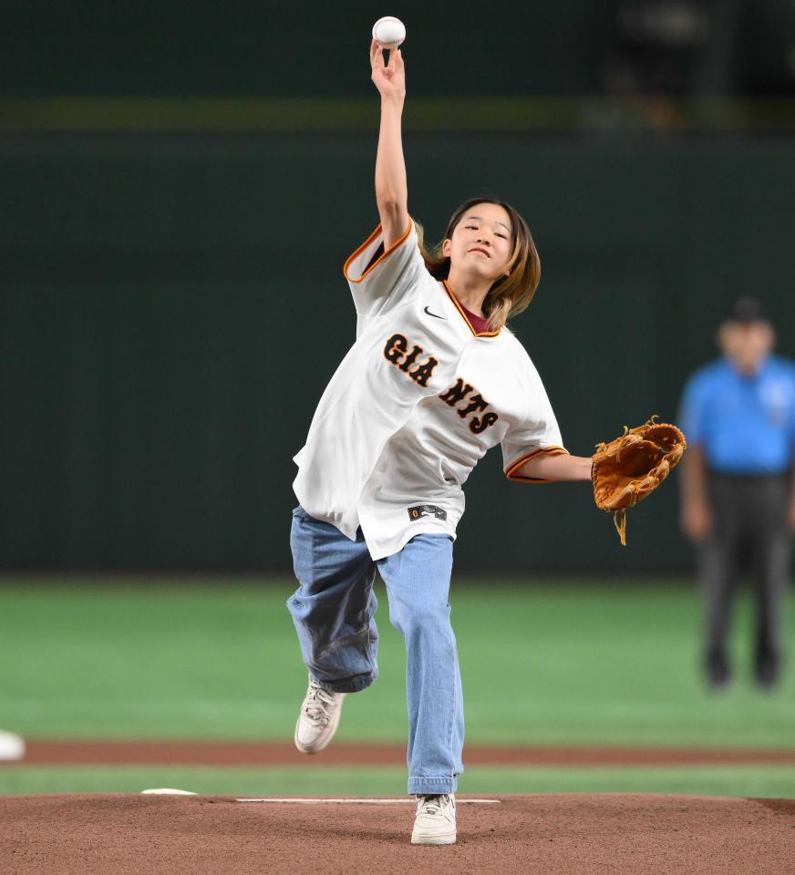 始球式を務める吉沢恋＝２０２４年８月