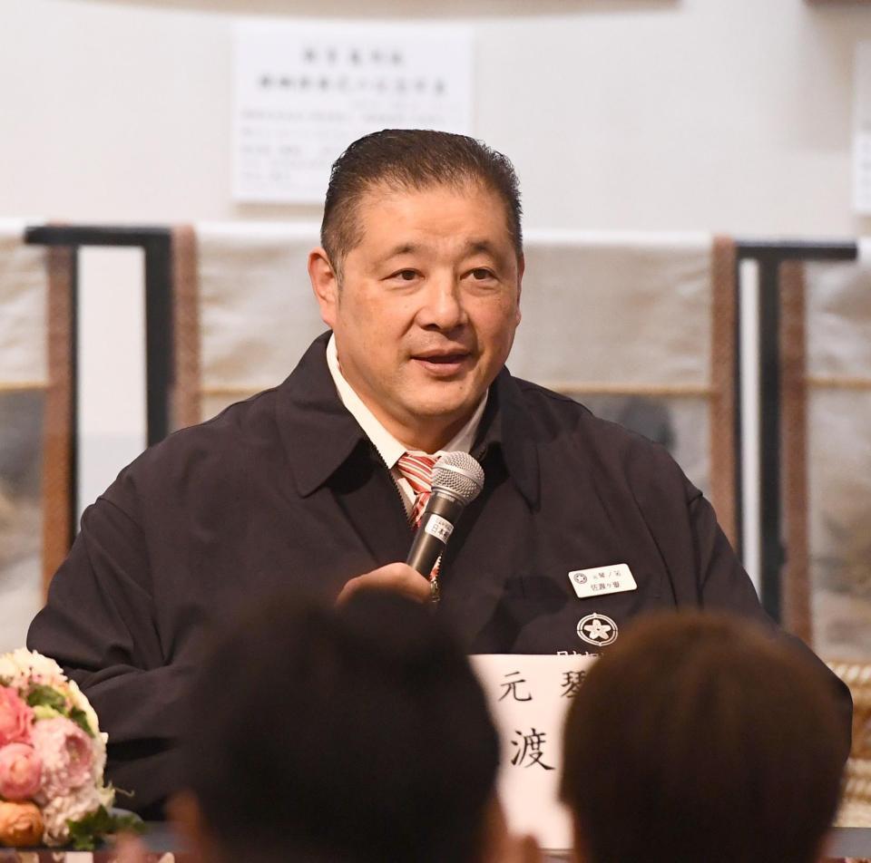 トークショーで話が弾む佐渡ケ嶽親方（撮影・園田高夫）