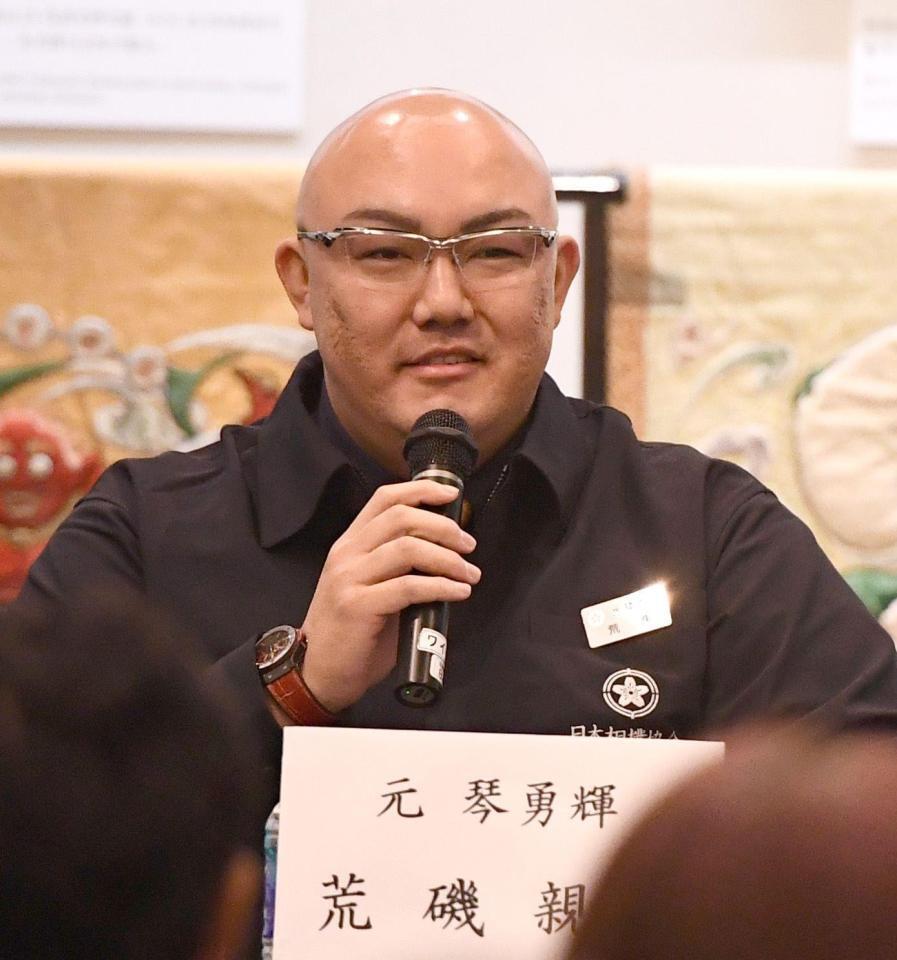 トークショーで司会を務めた荒磯親方（撮影・園田高夫）