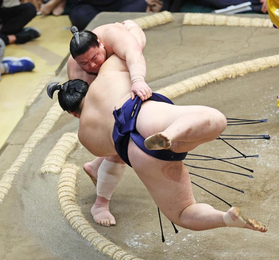 義ノ富士が（奥）が上手投げで大の里を破る