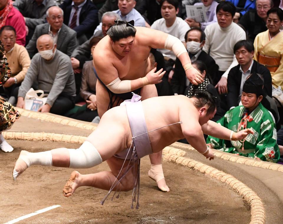 はたき込みで友風を破った阿炎（上）＝撮影・園田高夫