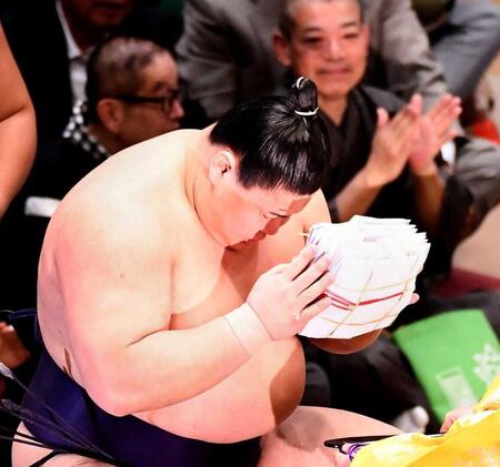 　懸賞金の束を手にする義ノ富士（撮影・園田高夫）