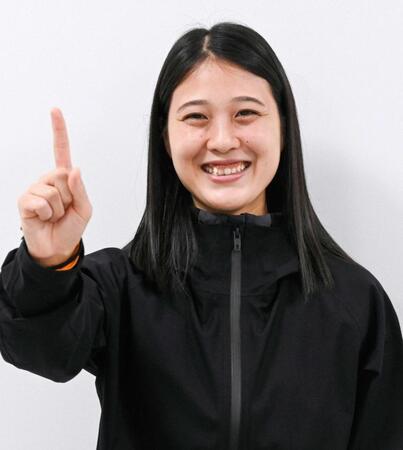 　取材に応じ、ポーズをとるジャンプ女子の丸山希＝１３日