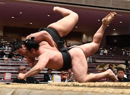 鈴ノ富士（左）に上手投げで敗れた須山（撮影・園田高夫）
