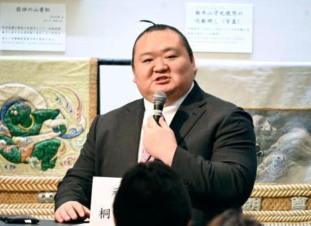 　トークイベントに臨む桐山親方＝両国国技館