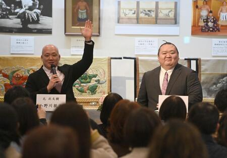 トークショー進行役の小野川親方（左）と桐山親方（撮影・園田高夫）