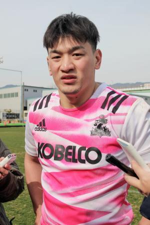 　取材に応じるラグビーリーグワン神戸の李承信＝１５日、神戸市