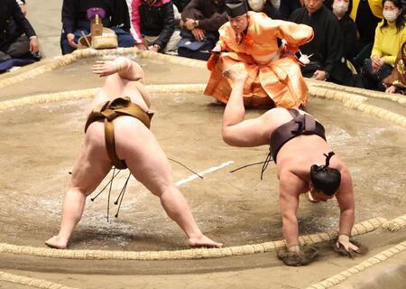 王鵬（左）に叩き込みで敗れる霧島