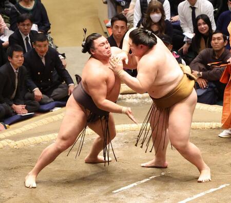 王鵬（右）から攻められる霧島