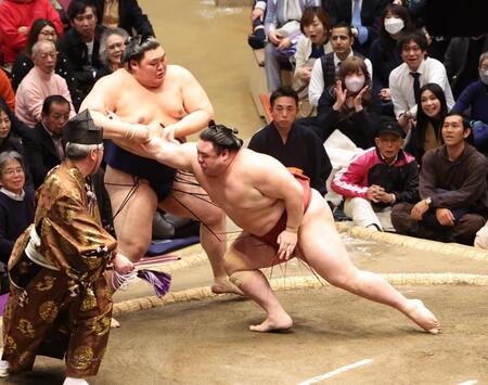 隆の勝（手前）を突き落としで破る大の里