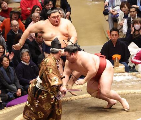 隆の勝（手前）を突き落としで破る大の里