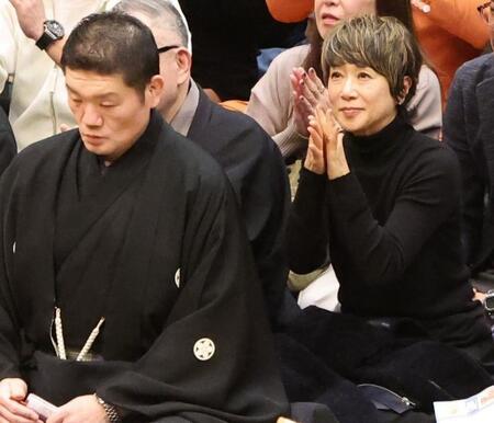 相撲観戦する黒田知永子さん