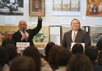 トークショー進行役の小野川親方（左）と桐山親方（撮影・園田高夫）