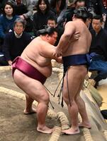 御嶽海㊧が押し出しで羽出山を破る　※※　＝両国国技館