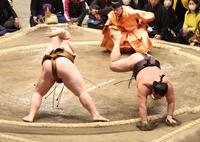 王鵬（左）に叩き込みで敗れる霧島