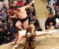 隆の勝（手前）を突き落としで破る大の里